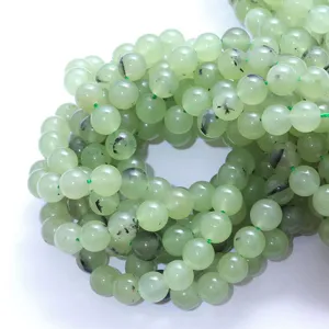 Nahaufnahme von hellgrünen Natursteinperlen mit schwarzen Einschlüssen für DIY Schmuck.