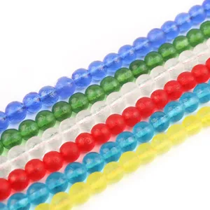 Détail de brins de perles en verre mat coloré, parfait pour les bijoux et bracelets DIY.