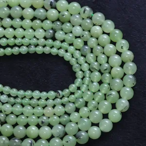 Natürlicher Prehnit Edelstein runde lose Perlen Handgemachte DIY Schmuck Zubehör Nahaufnahme.