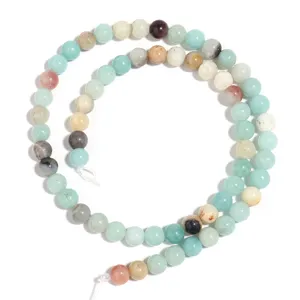 Detailaufnahme mehrfarbiger natürlicher Amazonit Edelsteinperlen für DIY Schmuck.