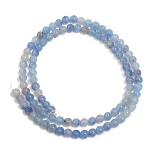 Detaillierte Nahaufnahme von natürlichen blauen Aventurin-Edelsteinperlen für DIY-Schmuck