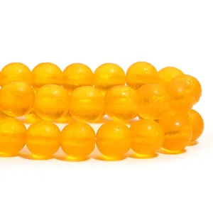 Détail macro de perles rondes mates jaunes, parfait pour les bracelets et colliers de bijoux DIY.