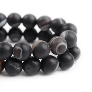 Perline di agata fasciata nera opaca naturale scatto macro dettaglio per gioielli DIY