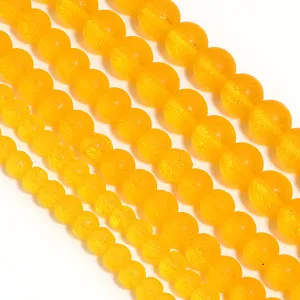 Vue de detail perles de verre jaunes mates pour bijoux DIY, colliers et bracelets artisanaux.