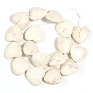 Perline a forma di cuore in turchese bianco per gioielli fai da te, vista dettagliata di perle.