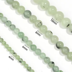 Detaillierte Ansicht natürlicher Prehnit-Perlen in verschiedenen Größen für DIY Schmuck.