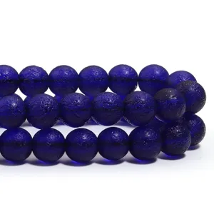 Gros plan de perles en verre bleu foncé mat, parfait pour les bracelets et colliers faits main.