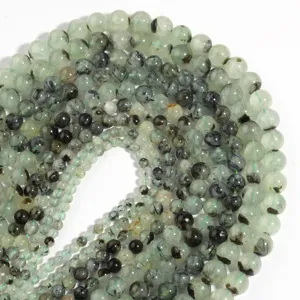 Detailansicht von grünen Prehnit Edelstein Perlen, ideal für DIY handgemachten Schmuck.