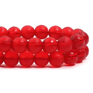 Vue détaillée de perles de verre rouges, gros plan de perles rondes rouges pour bijoux DIY.