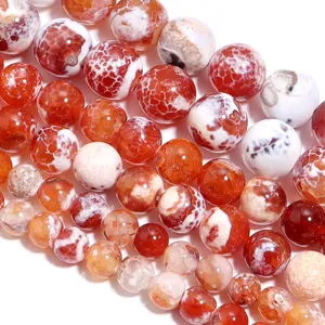 Perline sfuse in agata rossa e bianca screpolata, dettaglio macro per gioielli e bracciali.