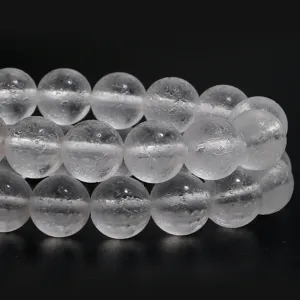 Gros plan de perles en verre craquelé transparent pour bracelets et colliers de bijoux DIY.