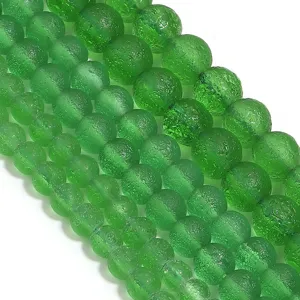 Perles en verre craquelé mat vert gros plan, idéales pour bracelets colliers DIY faits à la main.