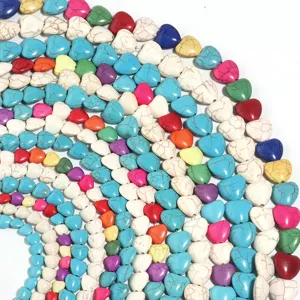 Perline sfuse di turchese a forma di cuore colorate per la creazione di gioielli artigianali.