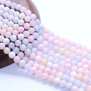 Nahaufnahme von pastellrosa und lila Steinperlen für DIY-Schmuckzubehör und Basteleien.
