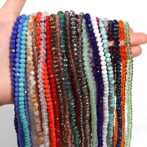 Primo piano dettagliato di fili di perle di cristallo sfaccettato per gioielli DIY.