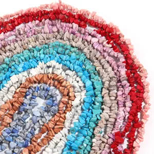 Primo piano di perline di pietra irregolari colorate per accessori di gioielli fai da te