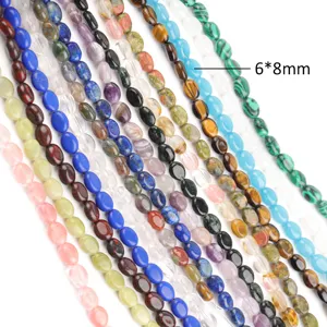 Nahaufnahme Detail von 6x8mm ovalen Edelstein Perlen Strängen für DIY Schmuckherstellung.