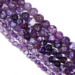 Perline sfuse in agata viola naturale crepata primo piano texture pianeta unico per gioielli.