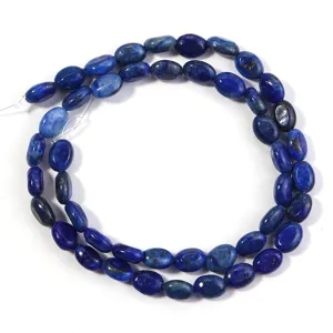 Nahaufnahme von 8x6mm flachen ovalen echten Lapislazuli Perlen für Schmuckherstellung.