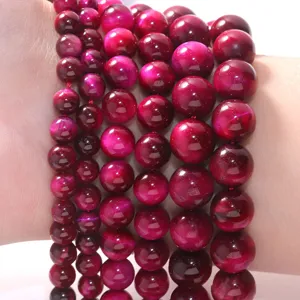 Nahaufnahme von roten Edelstein runden Perlen mit lebendiger Farbe und glänzender Oberfläche.