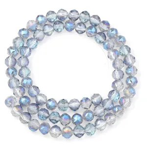 Close-up van gefacetteerde gemetalliseerde kristallen kraaltjes voor DIY-sieraden.