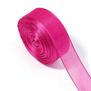Pinkes Organza-Band Detailaufnahme, transparente Dekoband-Rolle für Geschenkverpackung.