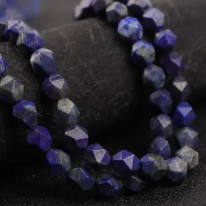 Primo piano dettagliato di perle di pietra di cristallo sfaccettato blu scuro con superfici lucide.