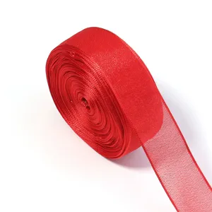 Rotes Organzaband Detail, transparente Chiffonband Rolle für Geschenkverpackung und Blumensträuße.