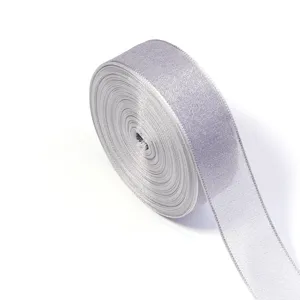 Nahaufnahme einer glitzernden silbernen Perlgarn-Bandrolle, ideal für Basteln und Geschenkverpackung.