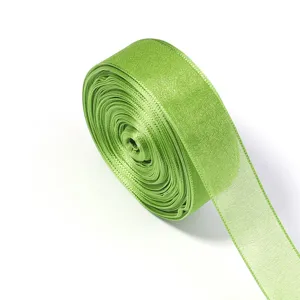 Nahaufnahme einer hellgrünen Organzaband-Rolle, feine Textur ideal zum Geschenke verpacken.