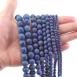 Detail de perles en vrac en lapis lazuli mat, pierres naturelles bleues pour bracelet DIY