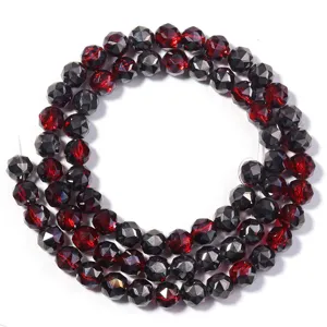 Close-up van gefacetteerde kristalglas kralen, metalliek grijs en rood DIY sieraden.