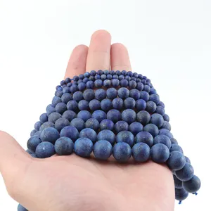 Gros plan detaille de perles de lapis-lazuli mat naturel, montrant une belle couleur et texture.