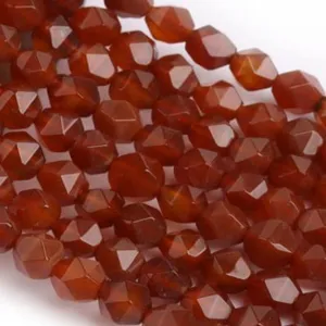 Primo piano di perline di pietre preziose in agata rossa naturale sfaccettate per gioielli.