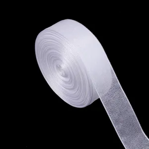 Weißes transparentes Organzaband Detail mit feiner Textur, ideal für Geschenke und DIY.