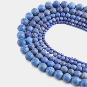 Gros plan détaillé de perles rondes en pierre précieuse de lapis-lazuli naturel orné.