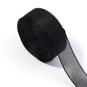 Schwarze transparente Organzaband Rolle im Detail für Geschenkverpackung und Basteln