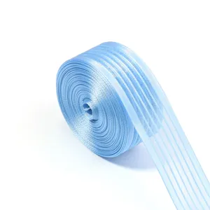 Gros plan de ruban en gaze rayé bleu clair, matériau DIY idéal pour emballages et nœuds.