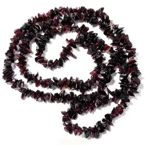 Detail opname van onregelmatige kristal edelsteen kralen streng voor DIY sieraden maken.