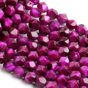 Perle di cristallo rosa scuro sfaccettate dettaglio per gioielli DIY fatti a mano.