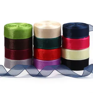 Bunte Satin- und Organzaband-Rollen für Geschenkverpackung, Blumensträuße und DIY-Basteln.