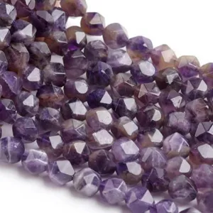 Vista dettagliata di perle in cristallo viola naturale sfaccettato diamante per gioielli fai da te.