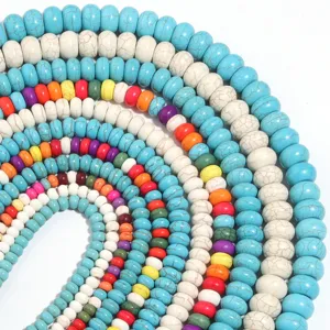 Vista detallada de cuentas de abaco de piedra turquesa colorida, ideal para joyería DIY.