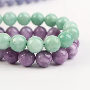 Nahaufnahme von grünen und lila Kristallperlen Armbändern, ideal für DIY handgemachten Schmuck.
