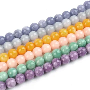 Detailaufnahme von bunten Edelstein Kristall Perlen für DIY handgemachte Schmuck Accessoires.