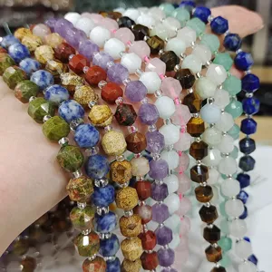 Primo piano dettagli di perline di pietre preziose sfaccettate multicolore, accessorio DIY.