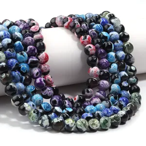 Primo piano di perline di agata fiamma colorate, bellissimo dettaglio di accessori per gioielli.