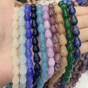 Gros plan de fils de perles de pierres précieuses en larme pour bijoux faits main DIY.