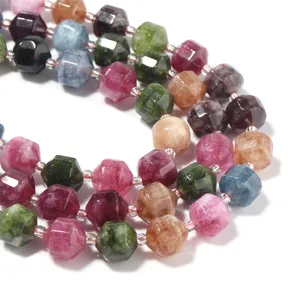 Vista dettagliata di perline di pietre preziose sfaccettate multicolore per accessori di gioielli DIY.