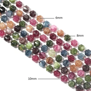 Primo piano di perline di pietre preziose sfaccettate colorate, accessori fai da te.